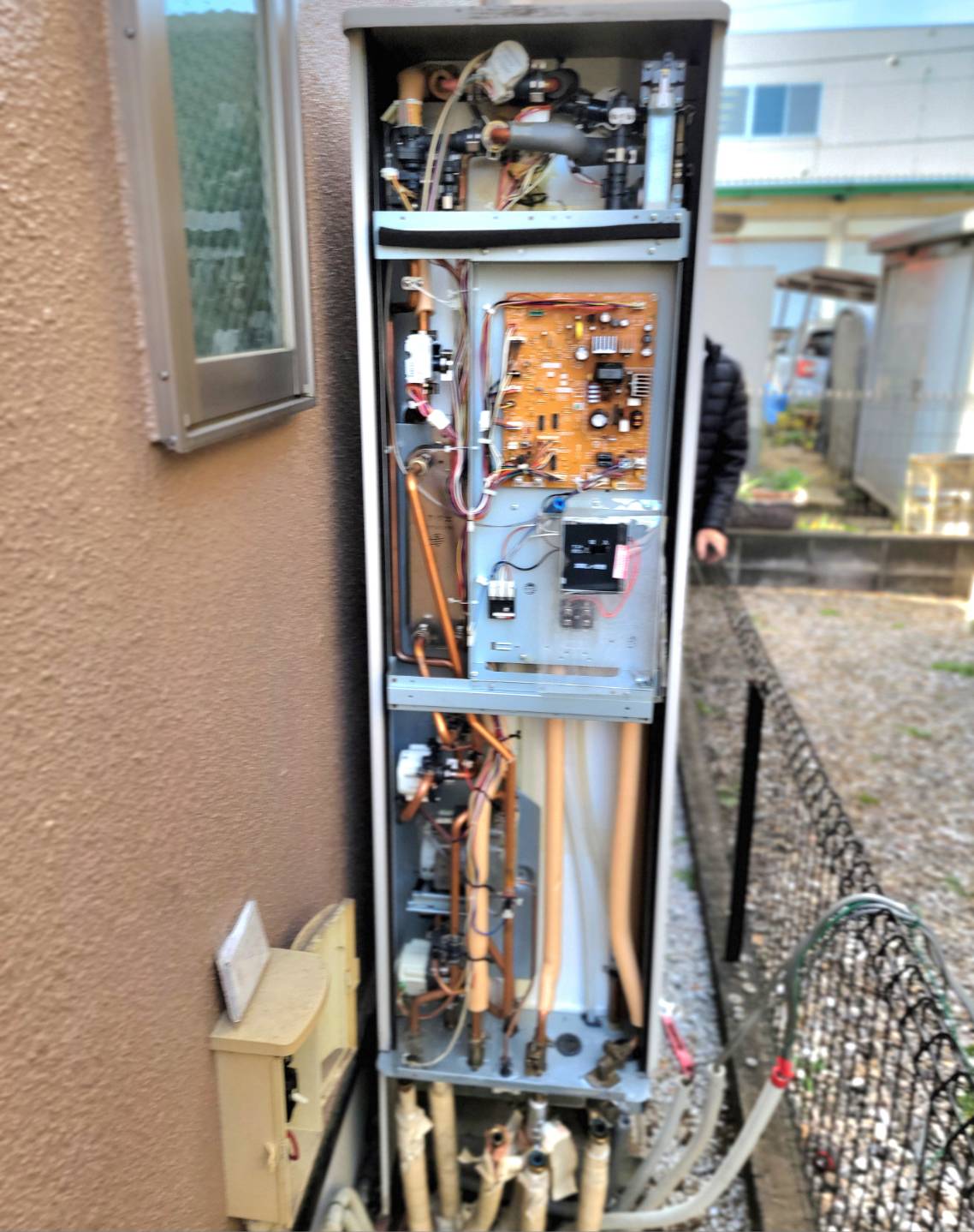 エコキュートの設置工事の様子