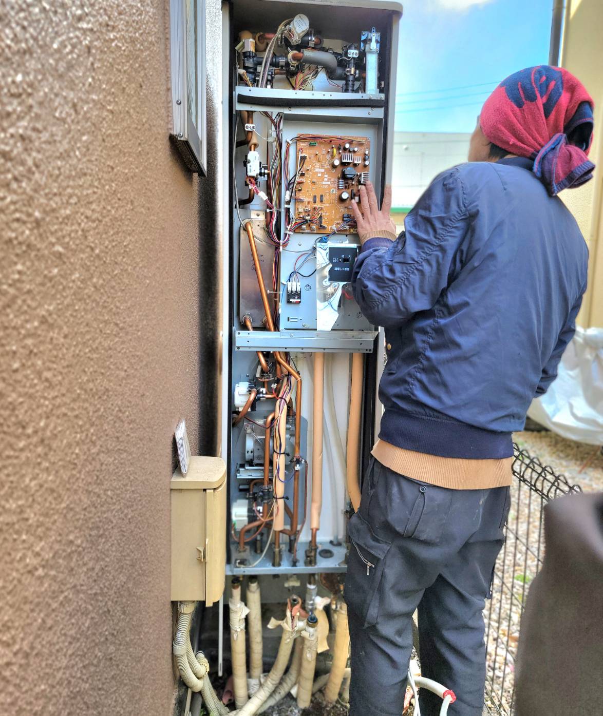 エコキュートの設置工事の様子