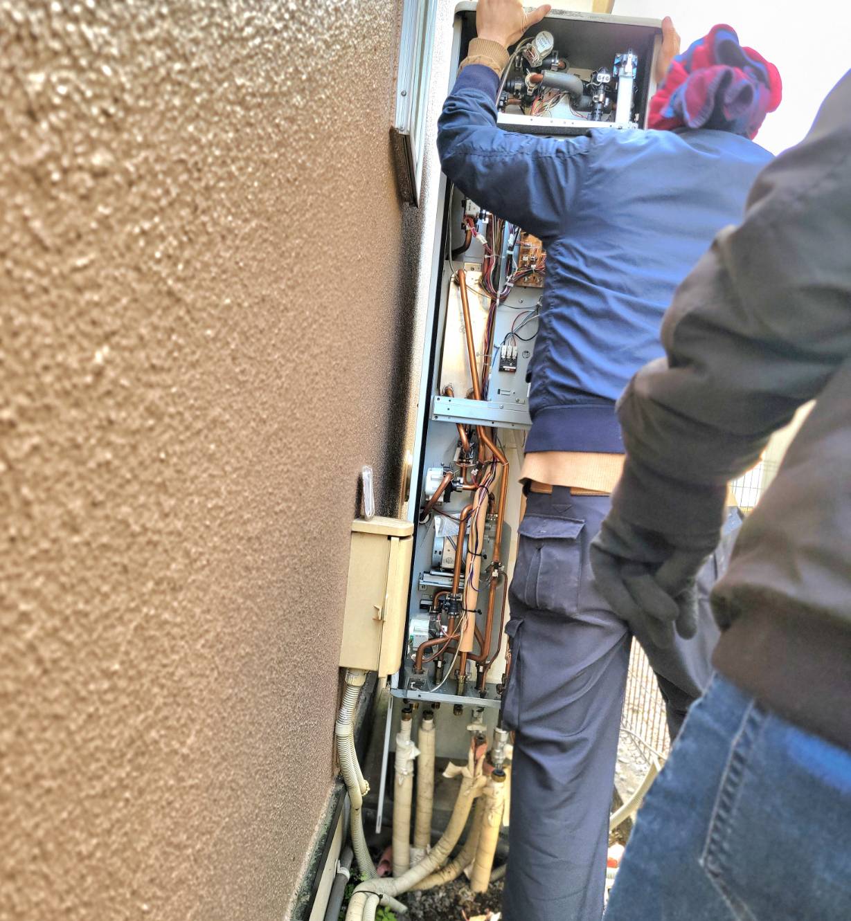 エコキュートの設置工事の様子