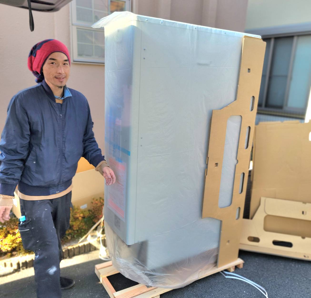 エコキュートの設置工事の様子