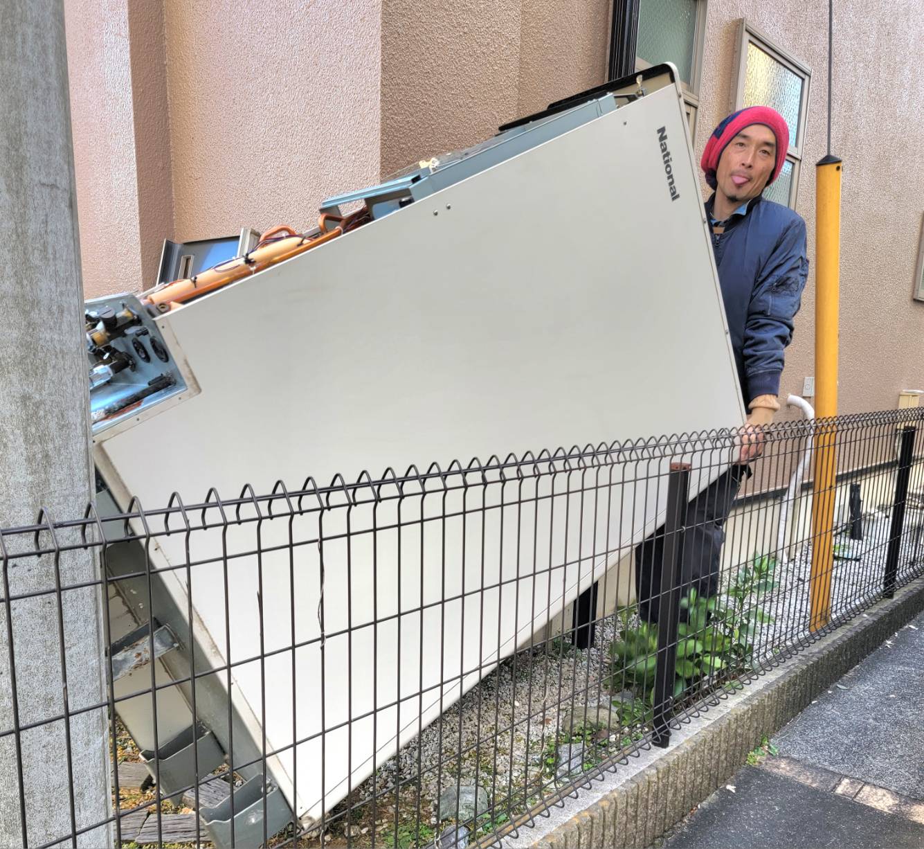 エコキュートの設置工事の様子