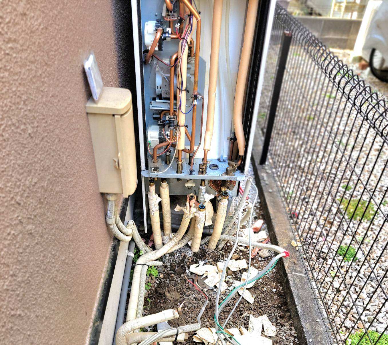 エコキュートの設置工事の様子