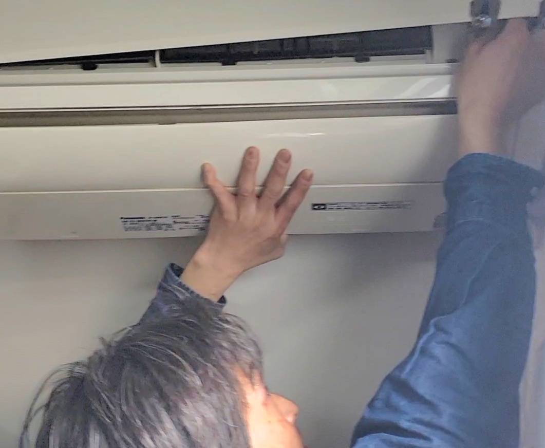 エアコン取り外し工事様子