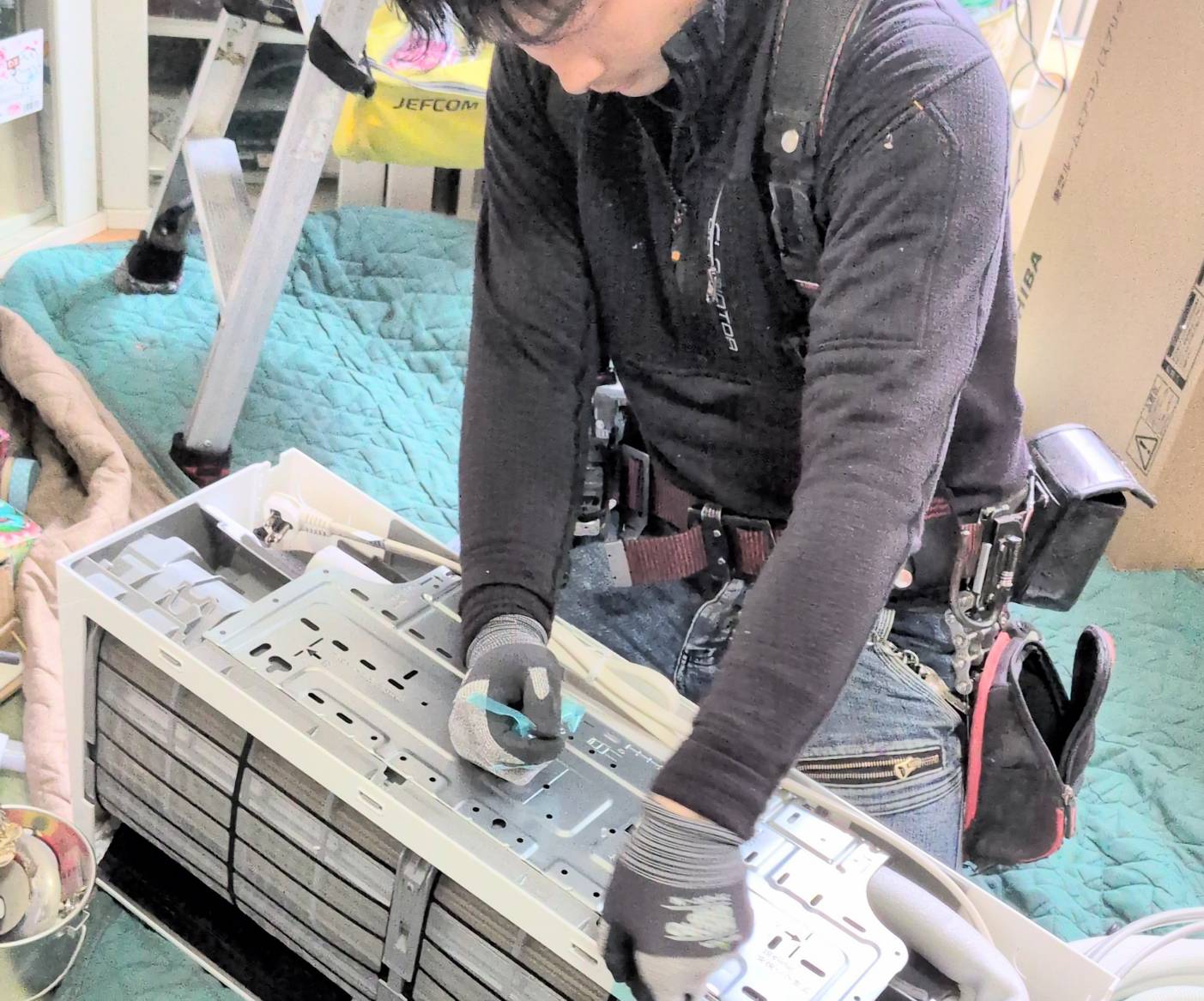 エアコン取り付け工事様子