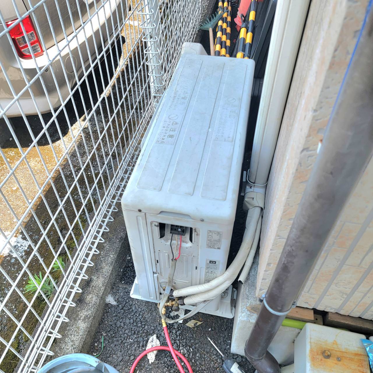 エアコン取り付け修理の様子