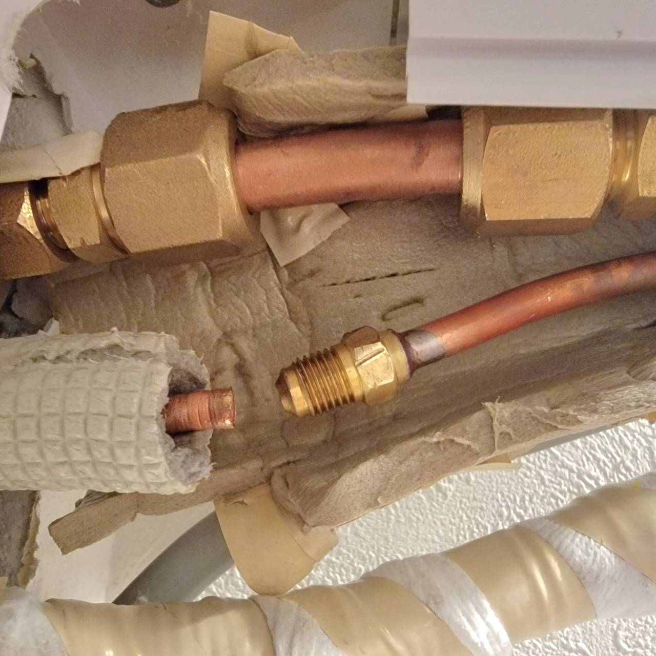 エアコン取り付け修理の様子