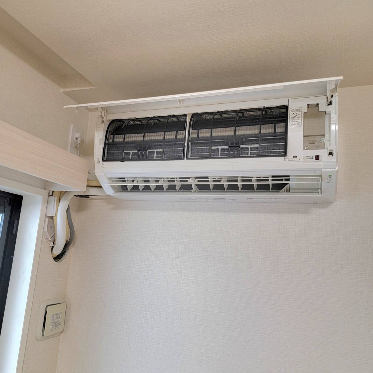 エアコン取り付け修理の様子