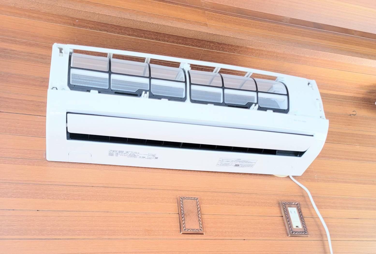 エアコン取り付け工事様子